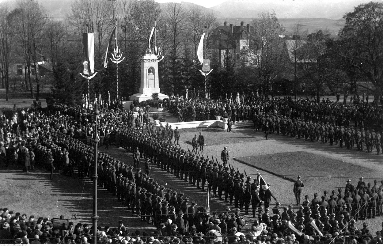 28 października 1928 , Uroczystość odsłonięcia pomnika Gabriela Narutowicza. Uroczysty apel żołnierzy pod pomnikiem / fot. ze zbiorów Jacka Kachela